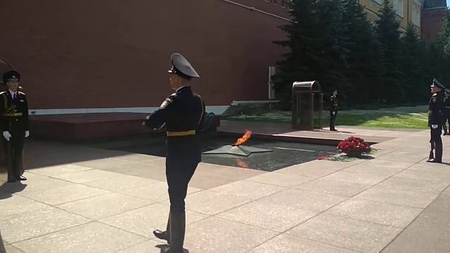 Смена караула у Вечного огня в Александровском саду смотреть онлайн