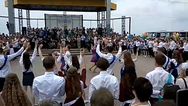 Городской бал вьіпускников - Общий танец смотреть онлайн