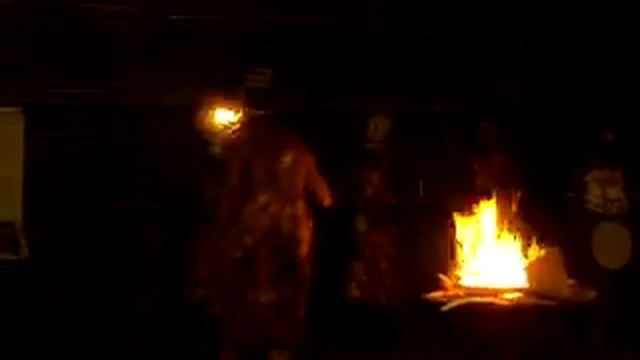 African man extinguishes fire with his hands!!Amazing Video смотреть онлайн