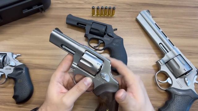 Boa Novidade + PQ um .38 BOM e BARATO não fez sucesso aqui? Revólver TAURUS RT856 Executive Grade смотреть онлайн