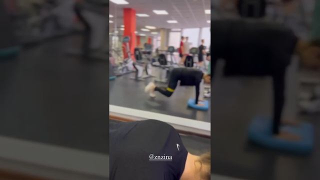 Упражнение с резинкой на попу смотреть онлайн