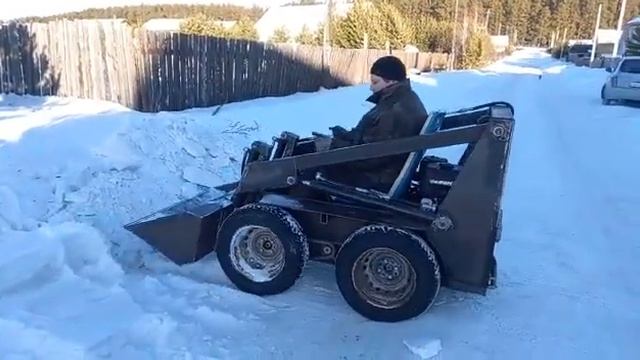 Бортповоротный погрузчик своими руками. Первый выезд. Уборка снега. смотреть онлайн