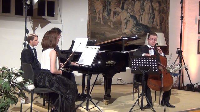 Mozart Trio, in C Major no.4 смотреть онлайн