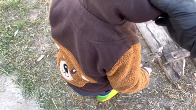 Работа на даче кипит! Дочки помогают. Сажаем грядки. Муж сделал воду для огорода. смотреть онлайн