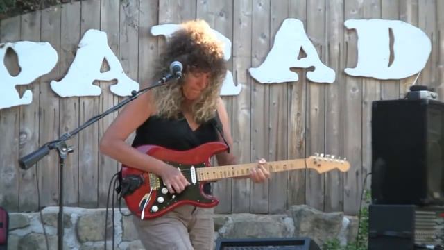 Red House : Teresa Russell and Cocobilli смотреть онлайн