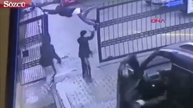 Снимать штаны с помощью ворот - верх безрассудства!