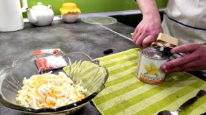 Классический салат из печени трески . Салат с печенью трески.