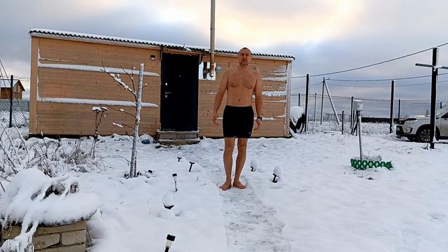 Ходьба по снегу босиком на морозе. Способ закаливания. Walking in the snow barefoot Hardening metho смотреть онлайн
