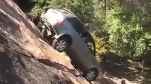 Джип поднимается на отвесную гору