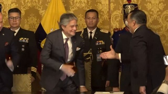 Presidente de Ecuador designa nuevo ministro de Economía смотреть онлайн