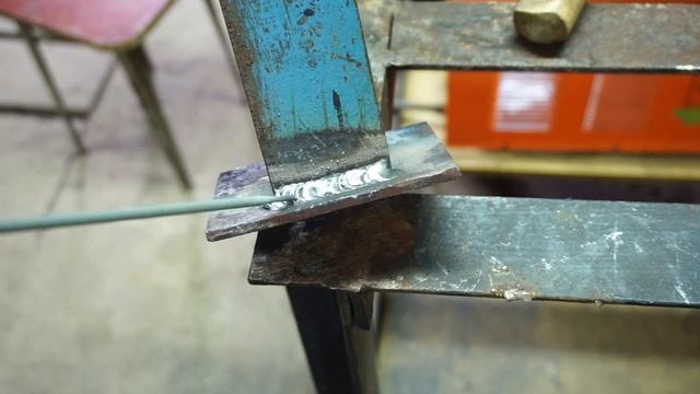 Сварка электродом для начинающих. Как заварить угловой шов в потолочном положении.#сваркаэлектродом смотреть онлайн