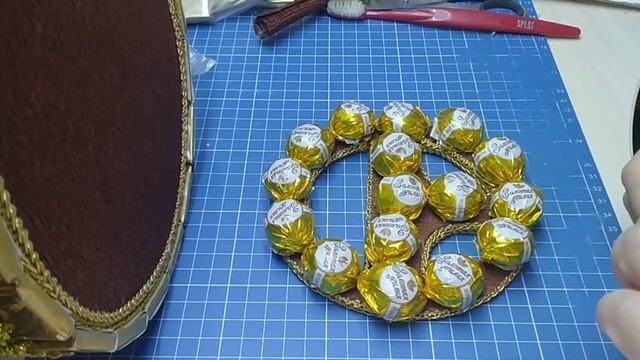 Идея для мужского подарка к 23 февраля и на день рождения.Букет из конфет. смотреть онлайн