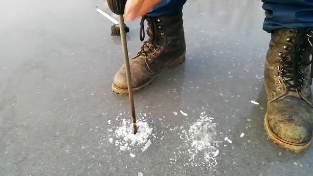 ? Проверка толщины льда на озере в Самаре. Можно ли уже кататься на коньках? смотреть онлайн