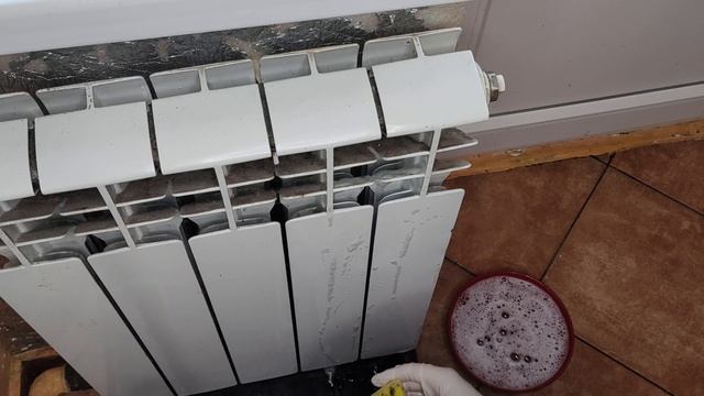 Как ПОМЫТЬ БАТАРЕИ ОТОПЛЕНИЯ от пыли. Как легко и быстро отмыть батарею внутри - ЛАЙФХАК смотреть онлайн