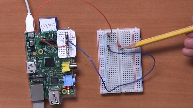 Connecting an LED To Raspberry Pi смотреть онлайн