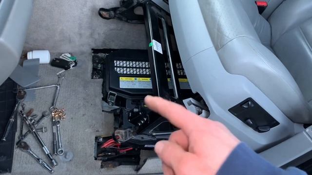 How To Access And Remove The Battery In a Porsche Cayenne 955 2002-2006 смотреть онлайн