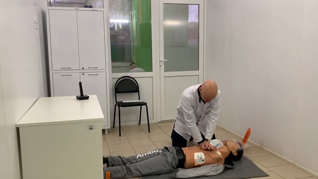 Базовая СЛР взрослых и устойчивое боковое положение. Сценарий №4. смотреть онлайн