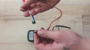 С помощью тестера ищем где плюс и минус на зарядке от телефона.