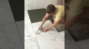 Укладка плитки 60x60 на пол. Ускоренная съёмка процесса выкладки плитки