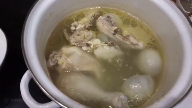 Лёгкий куриный суп с вермишелью.