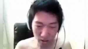 Китаец смеётся и бомбит мемы