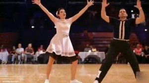 ПЬЯНАЯ НАТАША НА СТОЛЕ ТАНЦУЕТ...