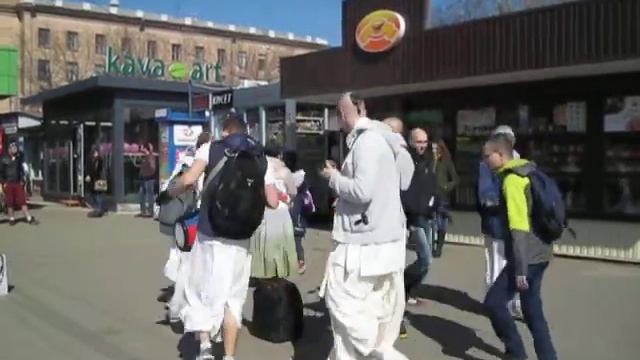 Харе Кришна Харьков часть 2 Кришнаиты поют на улице смотреть онлайн
