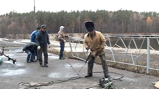 В зоне отдыха «Лесная» Заречного началась установка малых архитектурных форм смотреть онлайн
