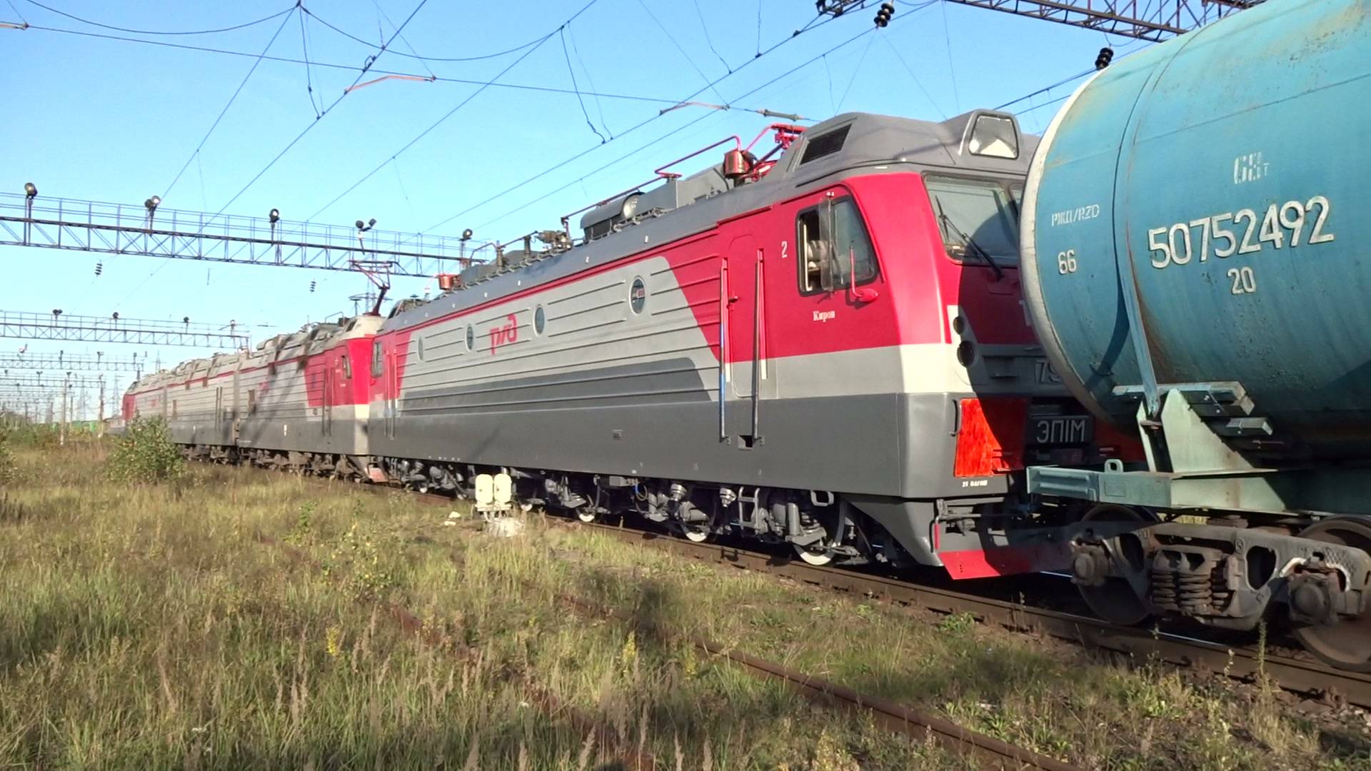 Электровоз 3ЭС5К-069 с перегоняемым электровзом ЭП1М-794 и грузовым поездом смотреть онлайн