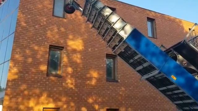 Прицеп трейлерный с наклонным подъёмником и люлькой для проведения ремонтных работ на зданиях смотреть онлайн