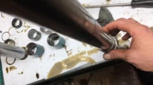 Очень ржавый мотоцикл «Днепр».часть 8.разборка перьев вилки. Установка маятника.