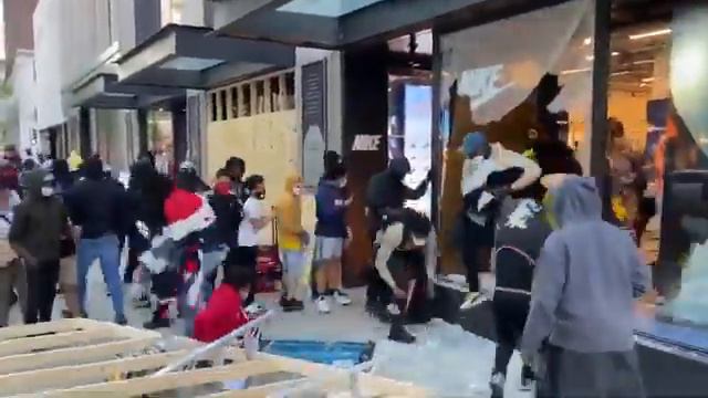 Мародёрство во время беспорядков в США смотреть онлайн