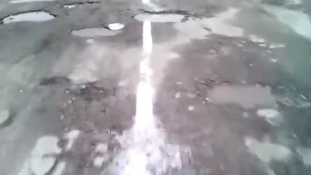 В Рязанской области нанесли разметку на лужи и грязь! Дураки и дороги. смотреть онлайн