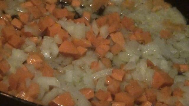 Курица, запеченная в духовке с гречкой и овощами - беспроигрышный вариант к любому празднику.Chicke смотреть онлайн