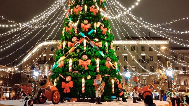 Поздно вечером перед закрытием у центральной композиции Рождественской ярмарки в Санкт-Петербурге.. смотреть онлайн