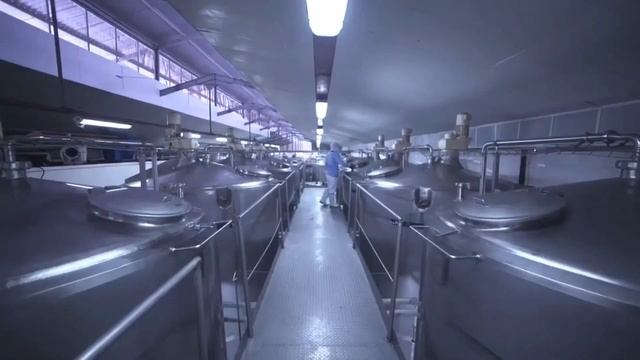 Как делают кокосовое молоко / How coconut milk is made смотреть онлайн