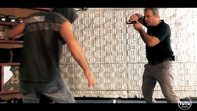 חטיפת אקדח , איך למנוע . שי לוי Отобрать оружие просто или нет ? Шай Леви КБМ Израиль. смотреть онлайн