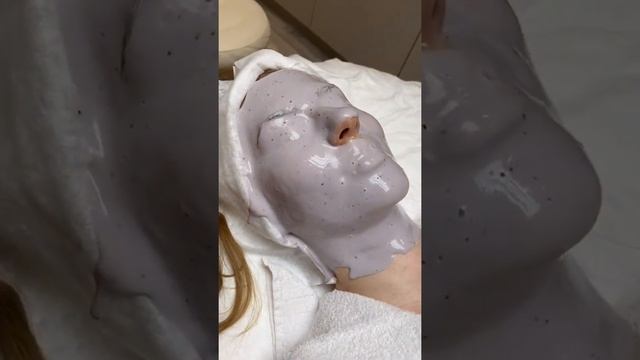 Чистка лица. Альгинатная маска. #shorts #косметология смотреть онлайн