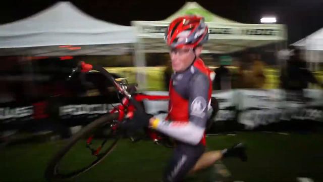 Chris Horner attacks the Barriers 2010 SpookyCross.mov смотреть онлайн