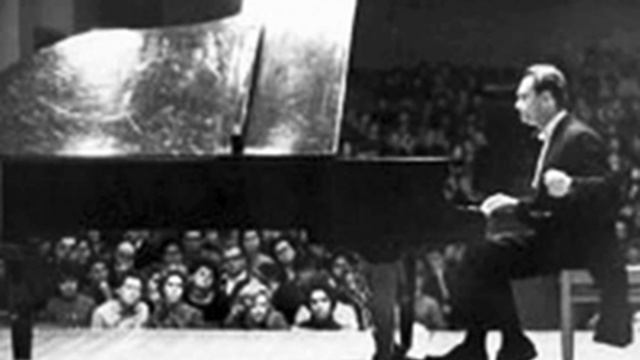 Rudolf Kerer plays Prokofiev March from The Love for Three Oranges смотреть онлайн