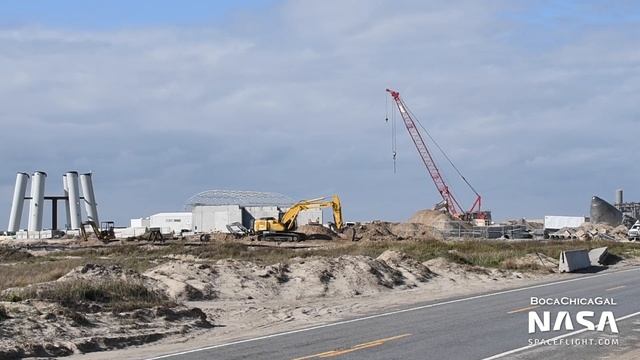 SpaceX Boca Chica - First Super Heavy lining up sections for stacking смотреть онлайн