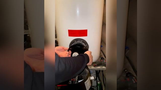 Монтируем в бойлер косвенного нагрева электрический ТЭН от компании Dražice смотреть онлайн