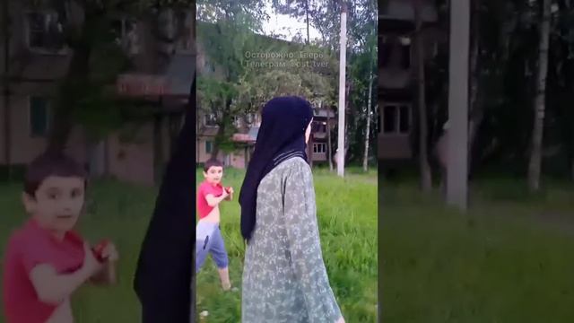 В Твери мигранты разобрали свежеуложенную брусчатку смотреть онлайн