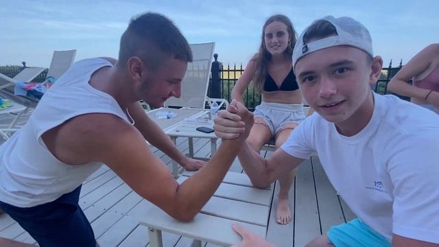 WEAK BOY vs SOCCER GIRL*beach arm wrestling 2) смотреть онлайн