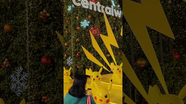 Новогодняя Рождественская елка в Бангкоке с покемонами Пикачу смотреть онлайн