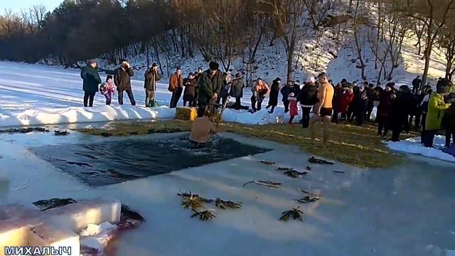 Купание в проруби на Крещение Господне Купання в ополонці на Хрещення Господнє Водохреща смотреть онлайн