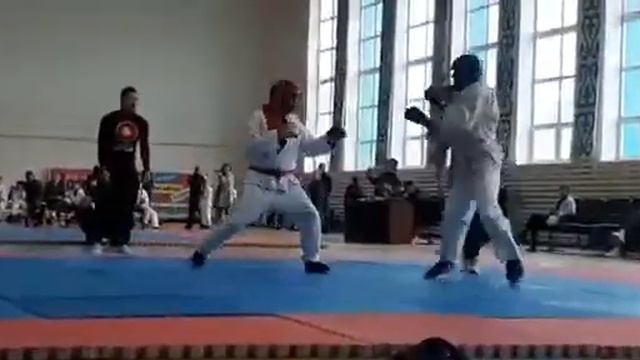 Аманов Бекжан в красном смотреть онлайн