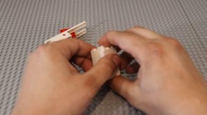 Маленький стреляющий пистолет из лего