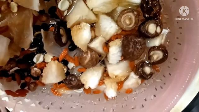 SLICED WHELK & HERICIUM ERINACEUS SOUP. смотреть онлайн
