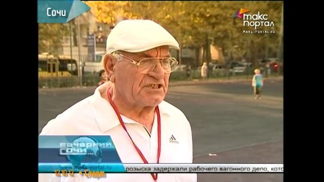 Будущие Пеле и Роналдо гоняют мяч во дворе смотреть онлайн